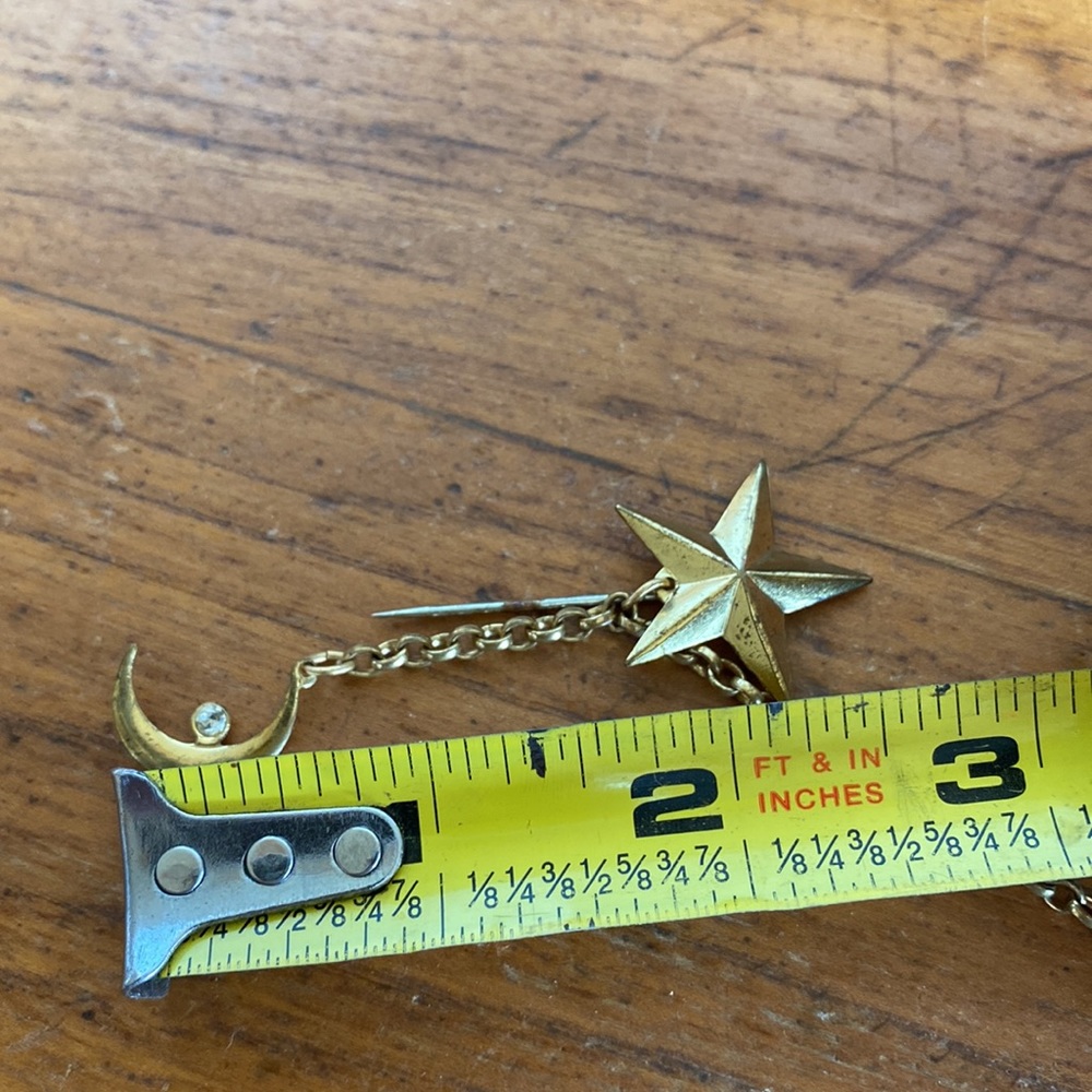 Vintage gold tone star, moon and Fleur de lis sweater pin with rolo link chain - Picture 9 of 11